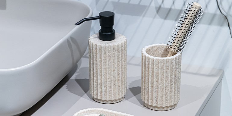 Beżowy dozownik do mydła jako uzupełnienie tradycyjnej łazienki