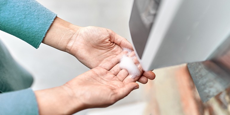 Dozownik do mydła bezdotykowy — dobry wybór dla osób starszych i z niepełnosprawnością